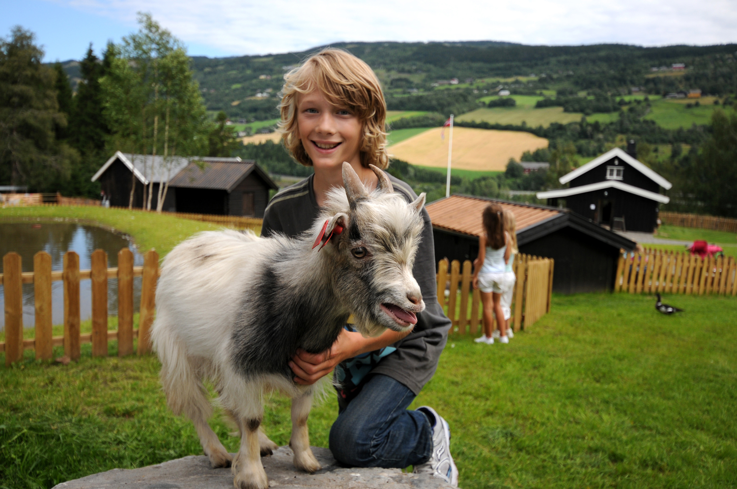Esben-Haakenstad -EHZ_2057_Kalender Gutt sammen med geit på Barnas Gård Hunderfossen