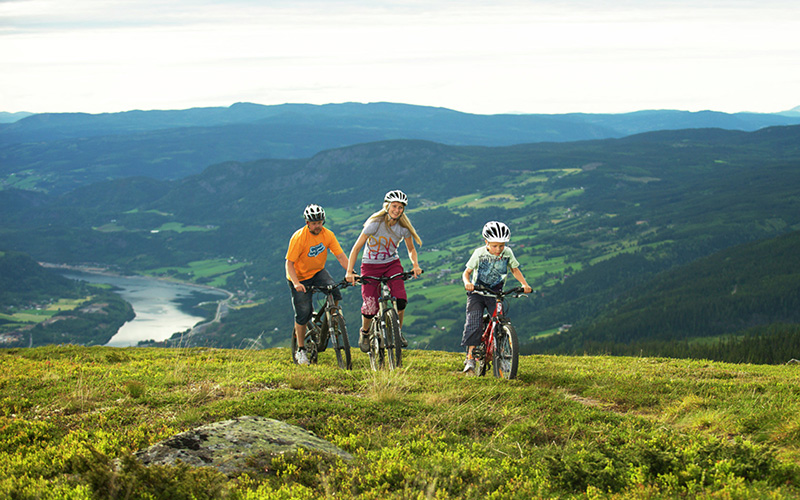 Familie som sykler i Hafjell