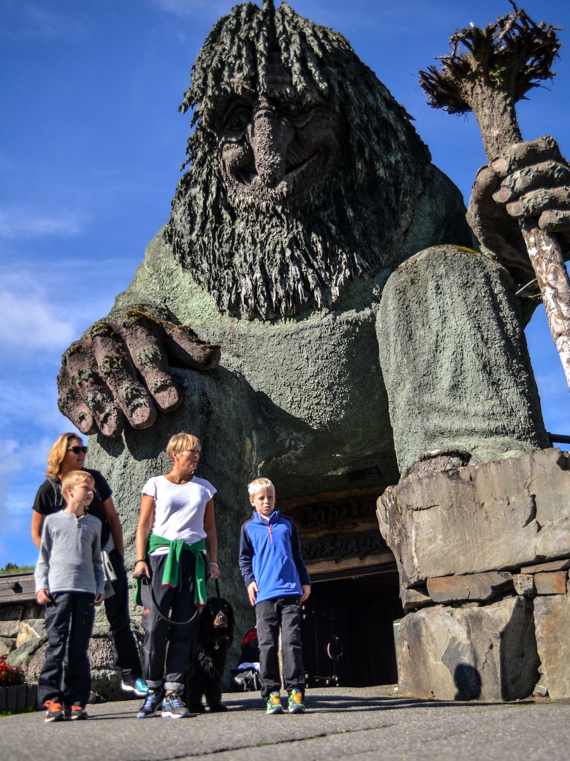 Barn foran trollet i Hunderfossen Eventyrpark