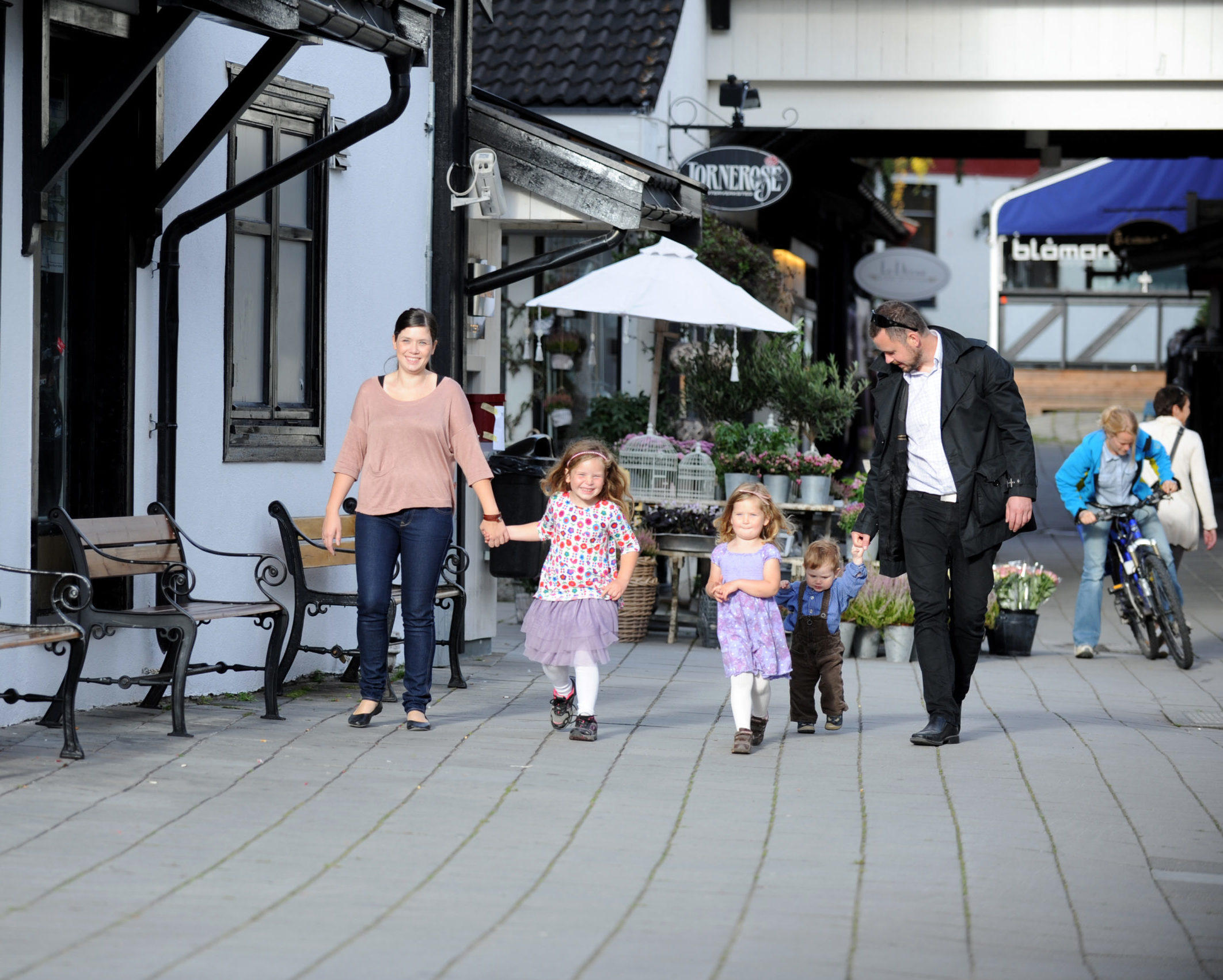 Familie på shopping i Lillehammer sentrum