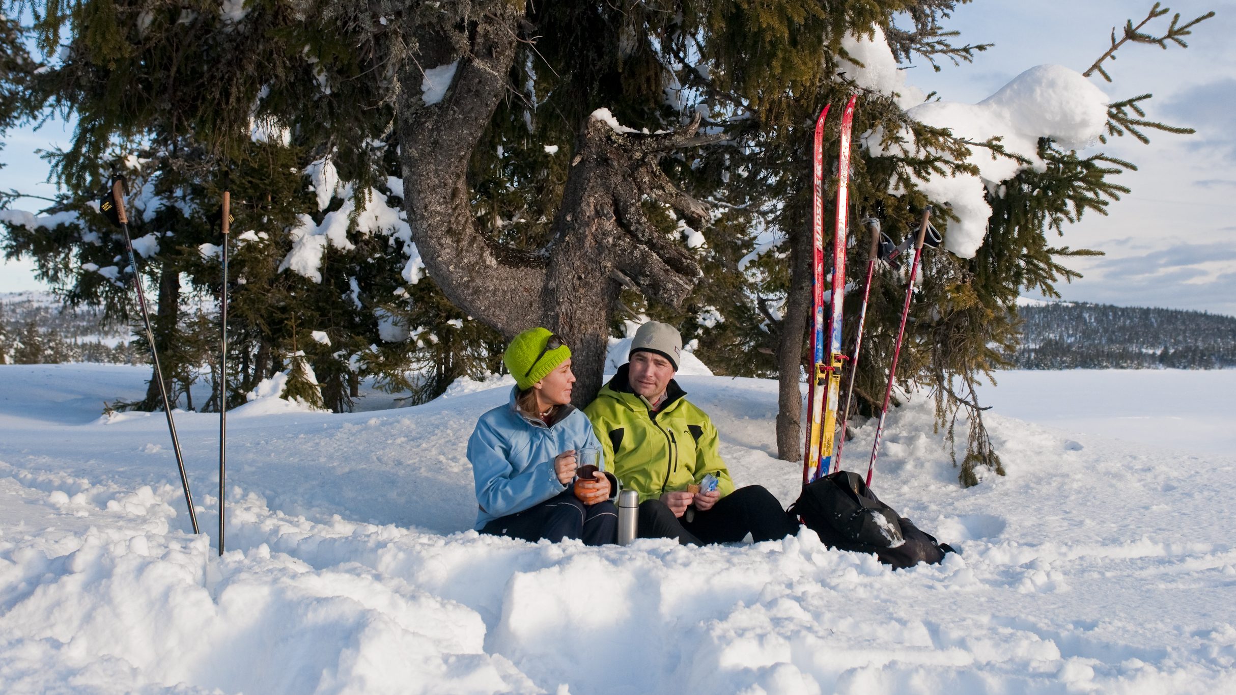 Par spiser lunch, Sjusjøen ved Lillehammer-CH - Visitnorway.com