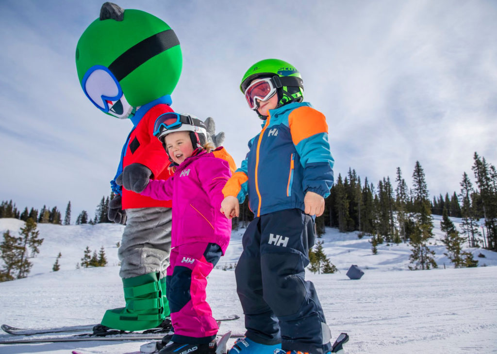 HafjellIsa-2 Ut på ski med maskotten i Hafjell Alpinsenter