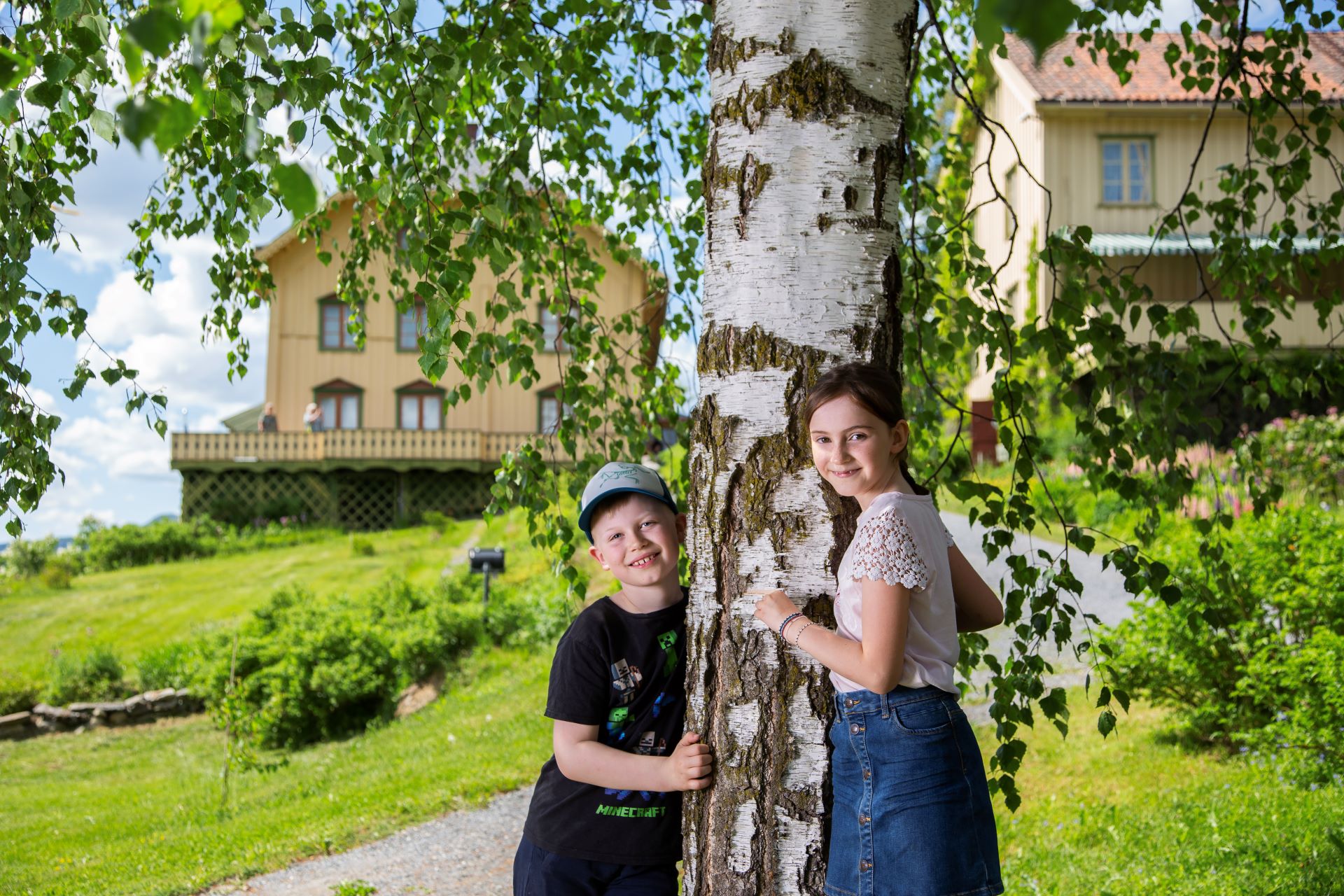 2 jenter foran et tre på Aulestad