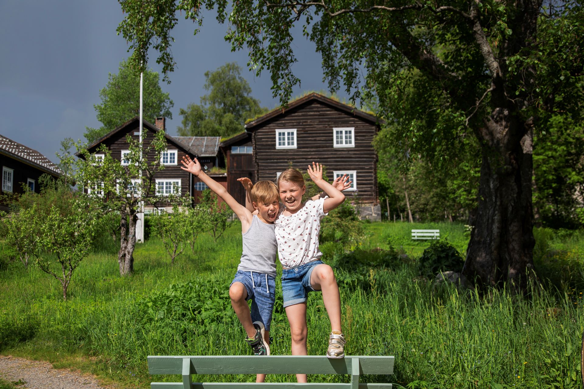 jenter på ben i hagen på Bjerkebæk