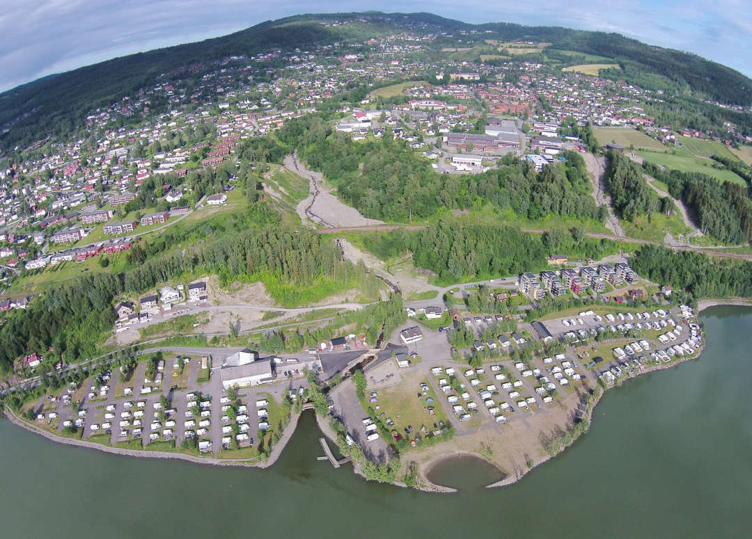 Dronefoto med utsikt over Lillehammer Camping og Lillehammer by. 