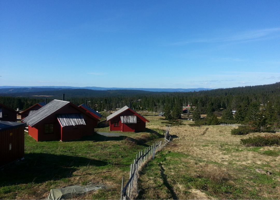 Røde hytter og utsikt over Nordseter og Lillehammer.