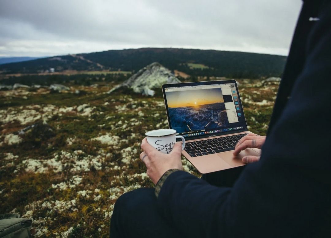 Kontor på fjellet med laptop og kaffe