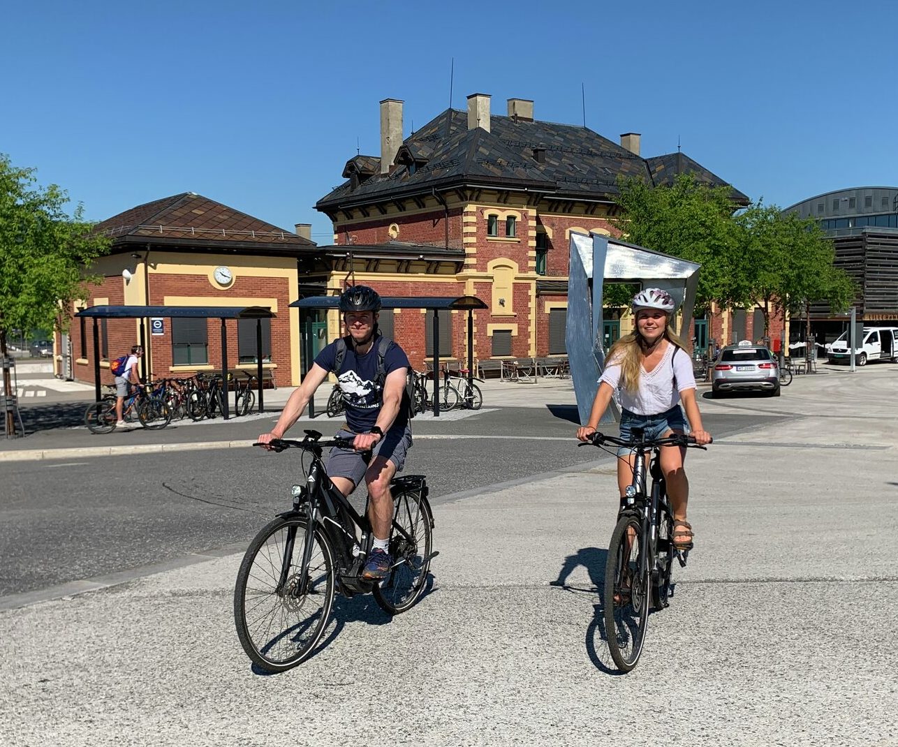 To elsyklister utenfor Lillehammer Togstasjon