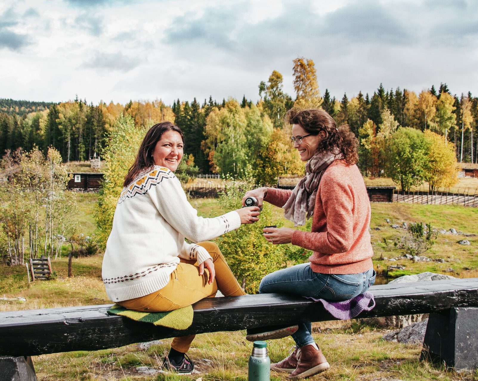2 damer med en kopp kaffe ute i fint høstvær på Maihaugen