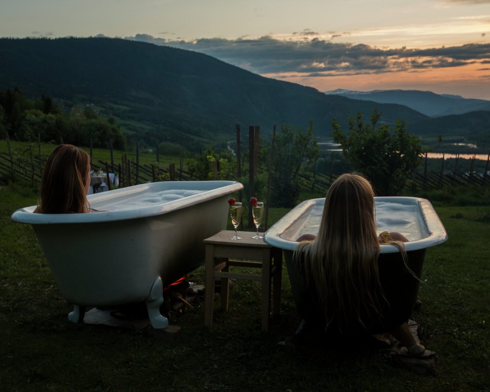 I badekar med nydelig utsikt utover Lågen og Gudbrandsdalen. Hos Eventyrlige opplevelser